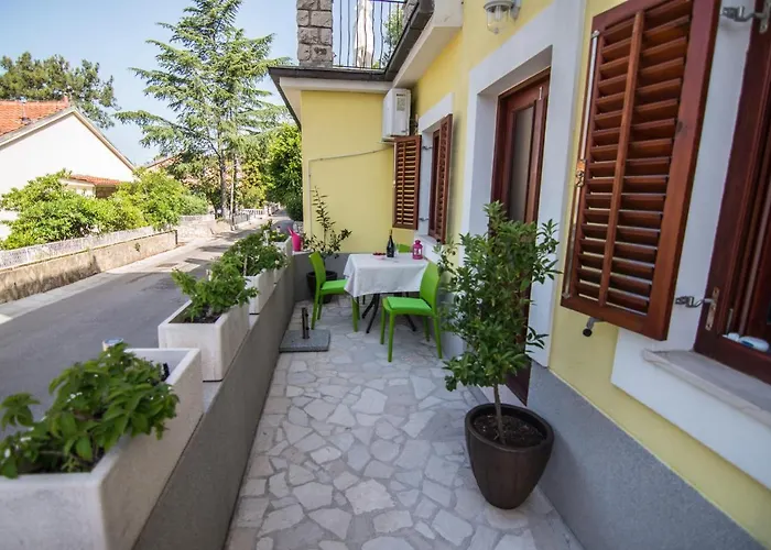 Apartment By The Sea *